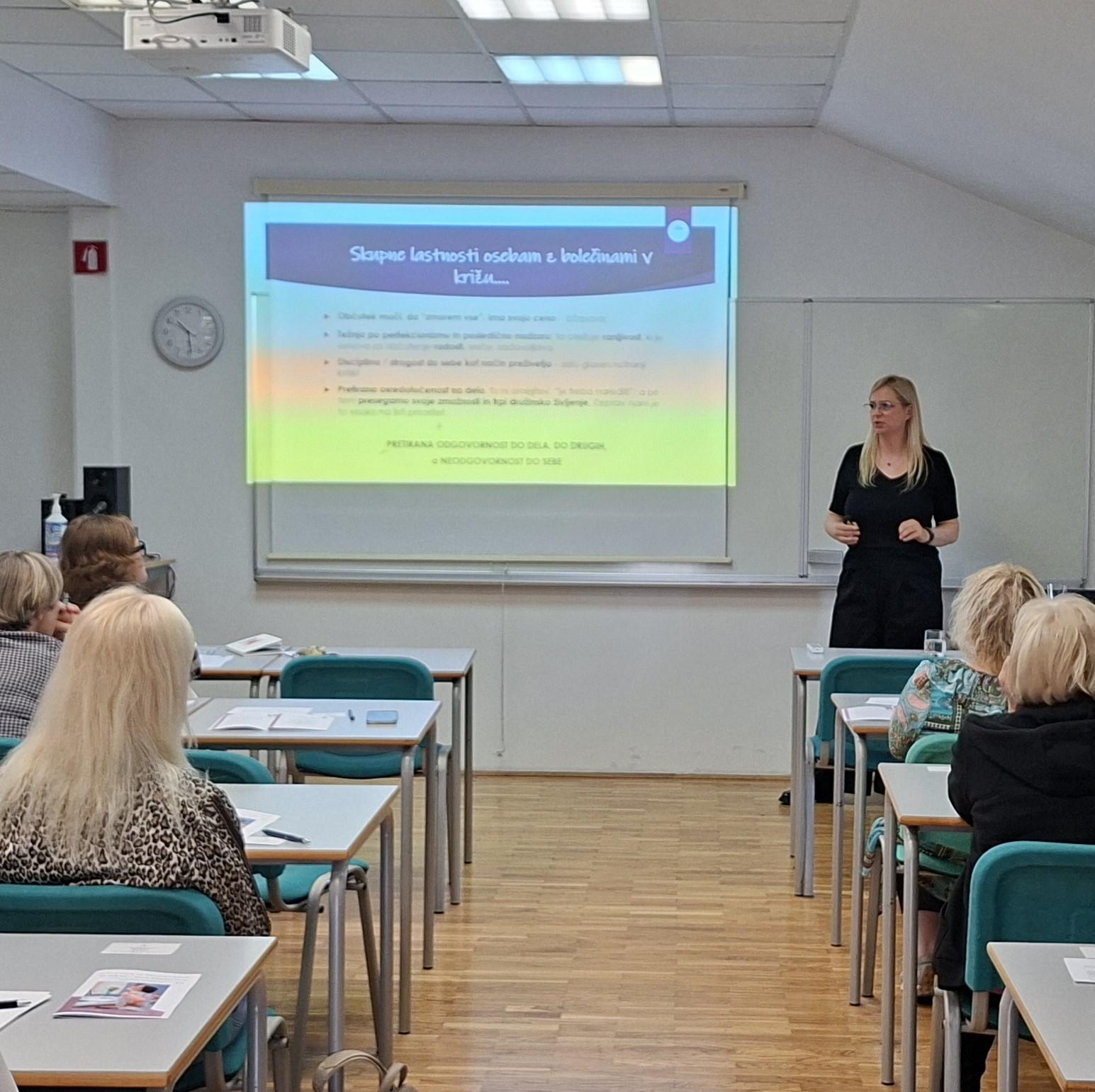 Mirjana Groznik med predavanjem o bolečinah v križu in vplivu stresa